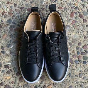 *NEW with TAG* Under Armour black casual sneakers